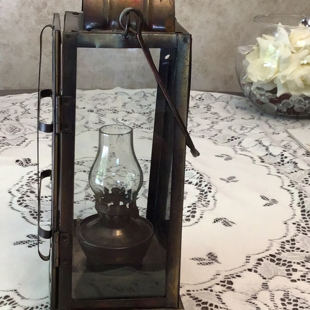 Antique Real Metal Kerosene/Oil Lantern with Handle. Beautiful details. - Picture 6 of 10